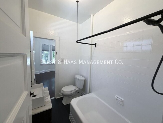 Building Photo - 209 Linden Ave