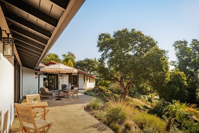Building Photo - Leafy Montecito