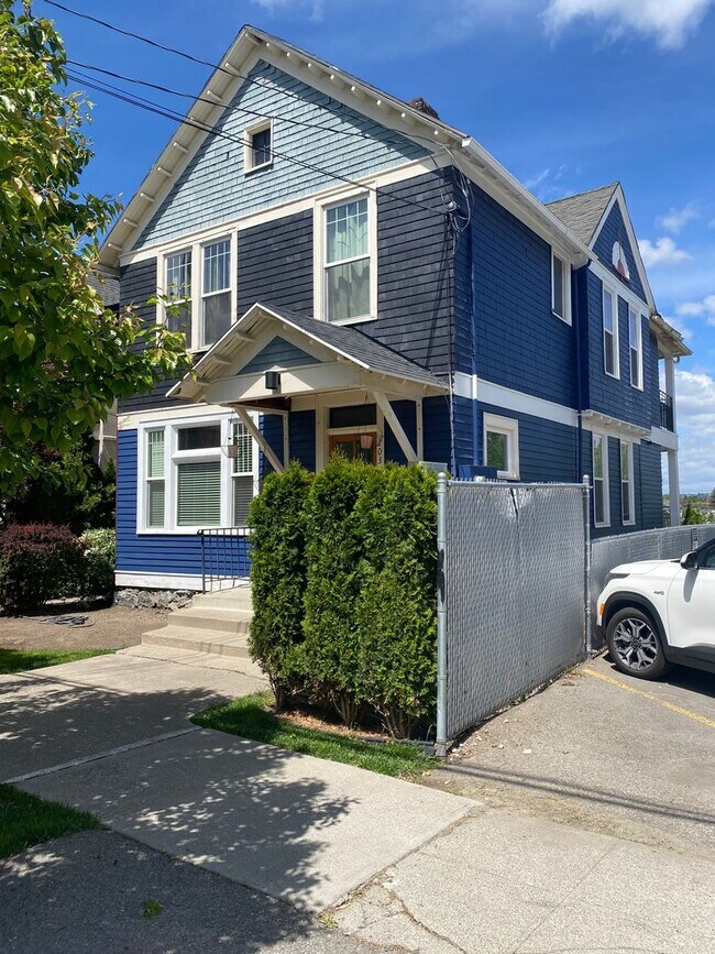 Building Photo - 950