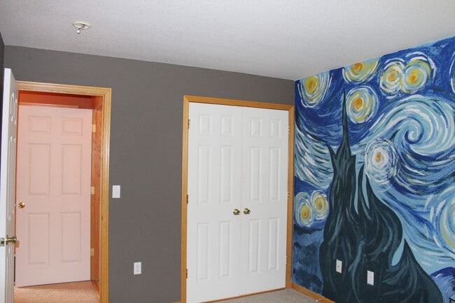 Building Photo - Spacious 2-Bedroom Condo Backing to Open Space