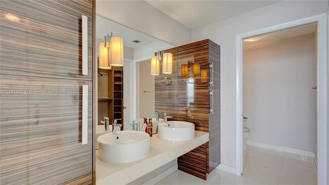 Building Photo - 2020 N Bayshore Dr