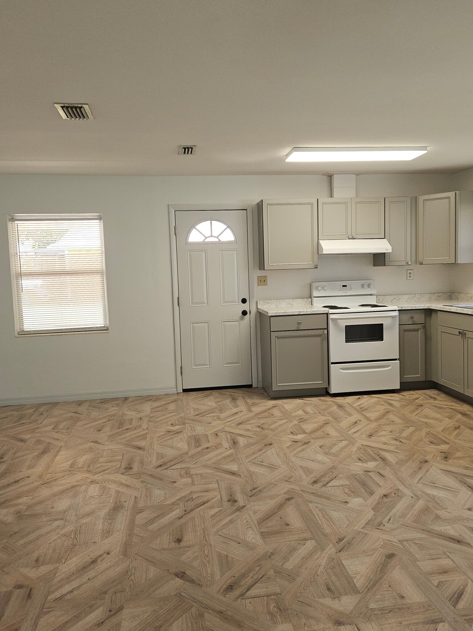 Building Photo - 733 E Minneola Ave