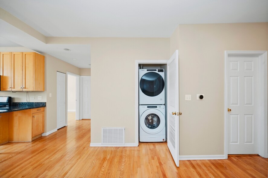 In unit washer / dryer - 1243 W Rosemont Ave