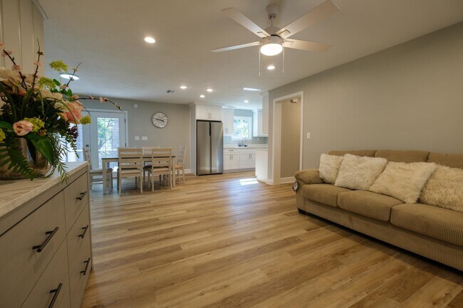 Building Photo - 1501 Sharon Rd