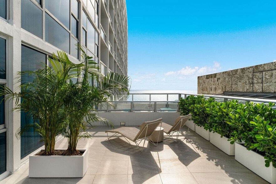 Building Photo - 6801 Collins Ave