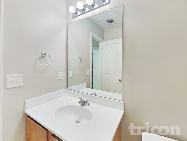 Building Photo - 613 Shadow Lake Dr