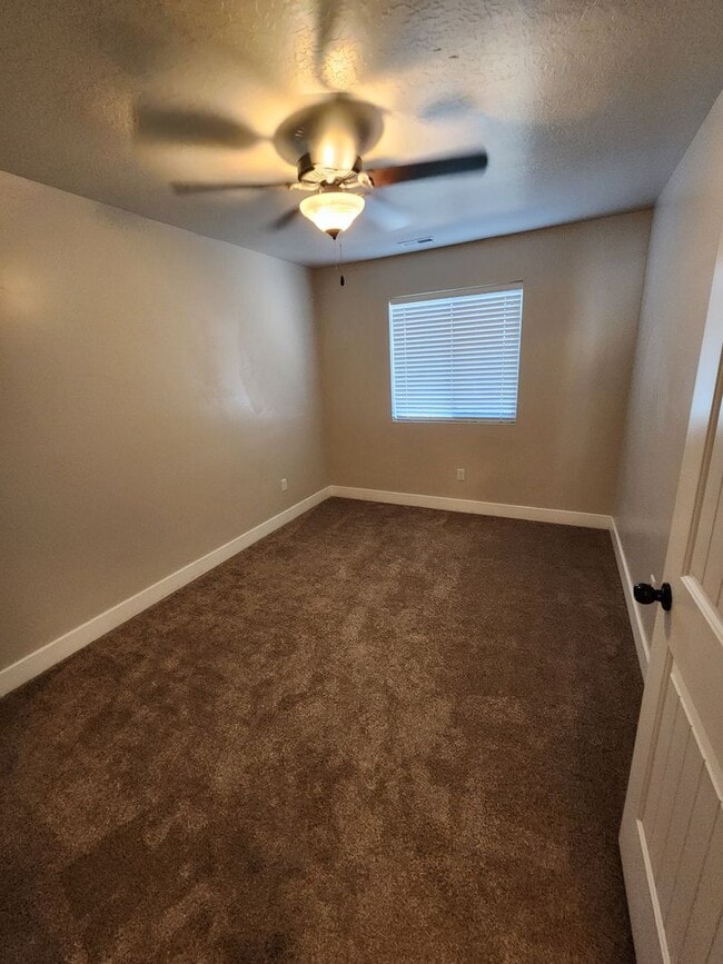 Building Photo - Charming Townhome
