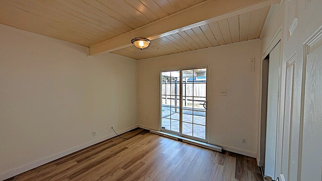 Building Photo - 4 Bed, 1.5 bath Home, freshly painted and ...