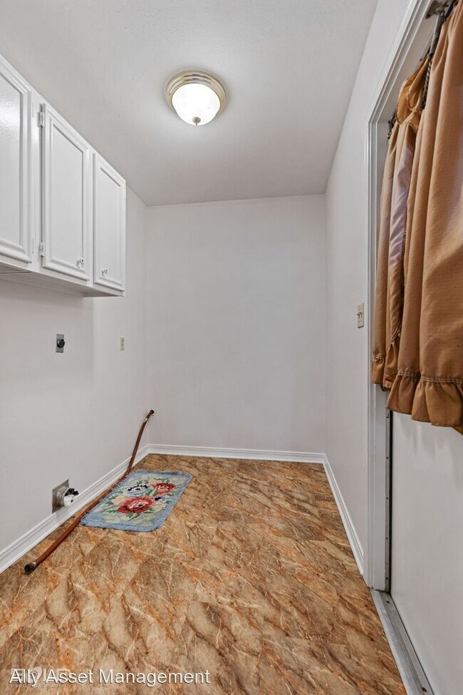 Building Photo - 3 br, 2 bath House - 203 Stratmore