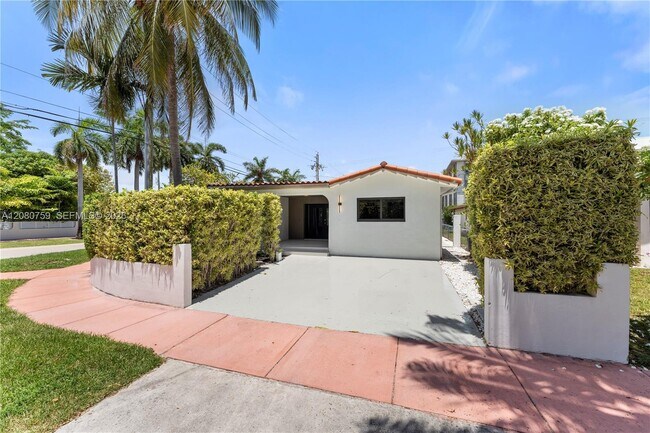 Building Photo - 1221 Biarritz Dr