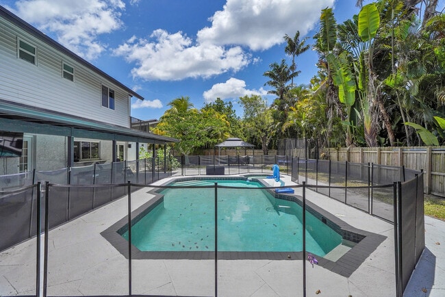 Building Photo - 10108 SW 53rd Ct