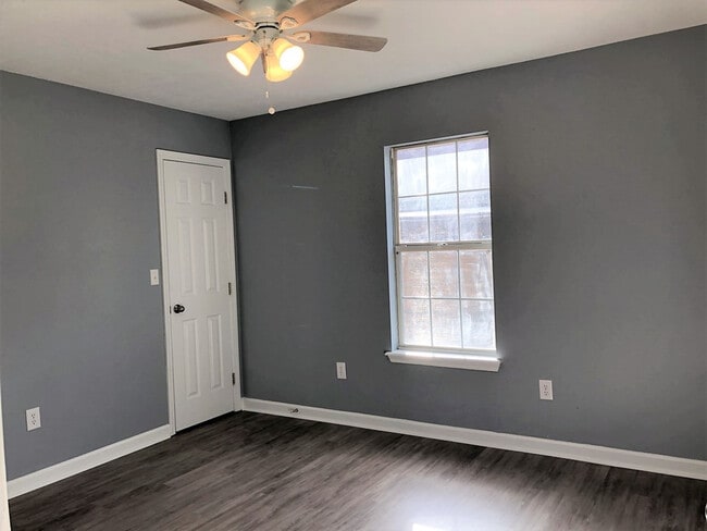 Building Photo - 4311 Creekview Dr