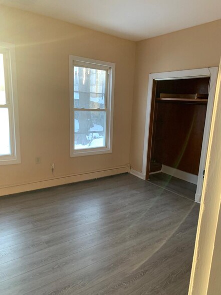 Building Photo - 70 Crescent St