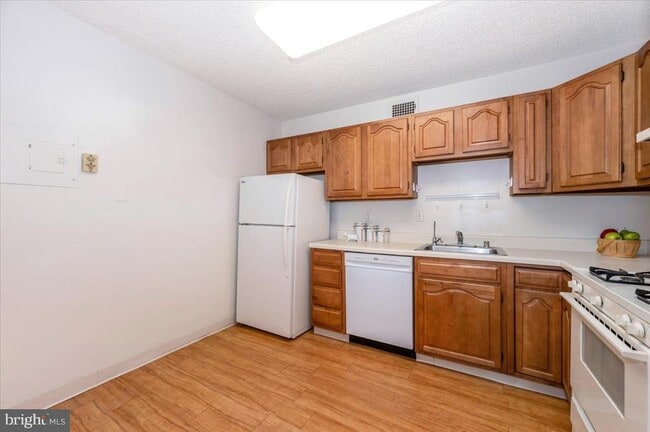 Building Photo - 5225 Pooks Hill Rd