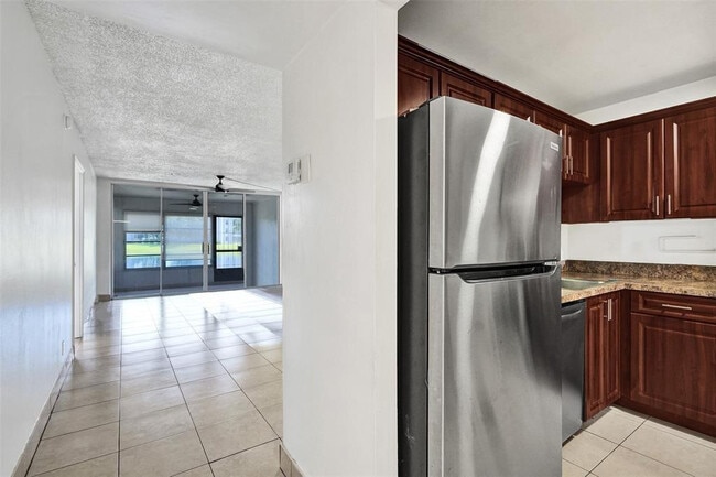 Building Photo - 9440 Poinciana Pl