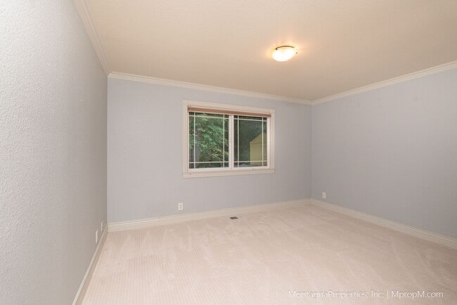 Building Photo - Updated and spacious 3 bedroom house on ov...
