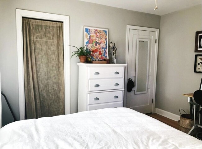 Building Photo - **UPDATED 3-BEDROOM DUPLEX WITH ATTACHED G...