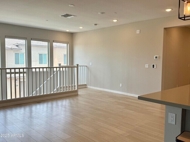 Building Photo - 734 E Doral Ave