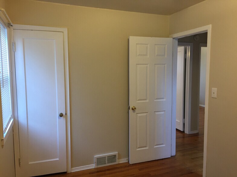 Building Photo - 3320 E 20th Ave