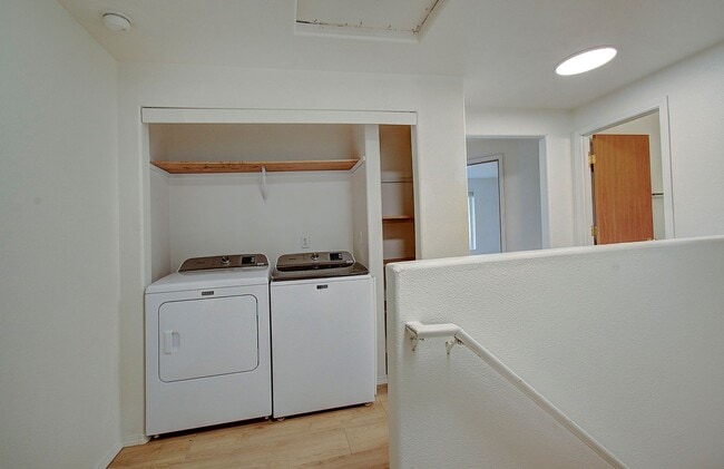 Building Photo - Spacious 3bd 2.5ba Unit in 4Plex - Avail. Now!