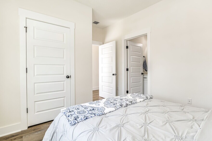 Building Photo - 536 N De Villiers St