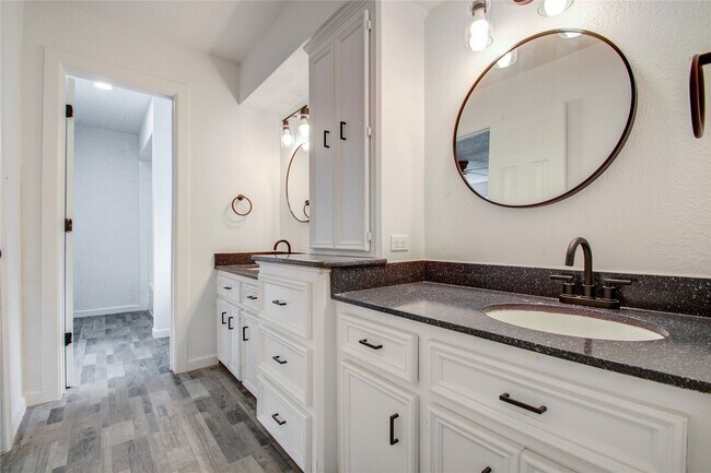 Building Photo - 550 Roanoke Dr