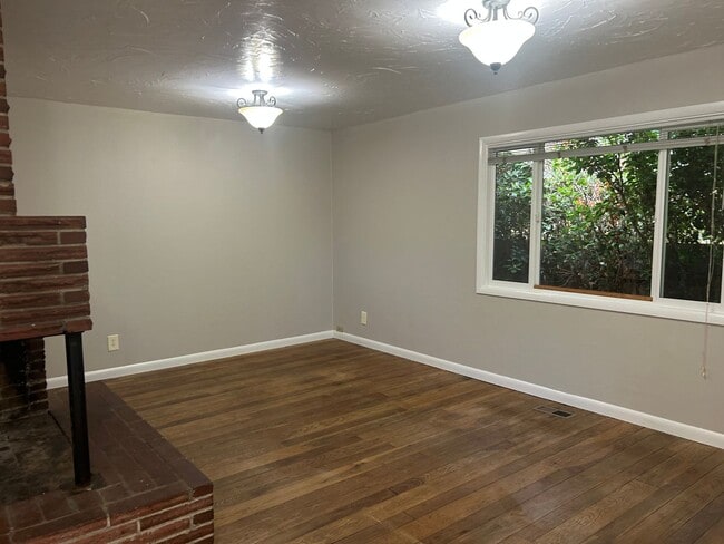 Building Photo - Charming 2 bedroom/1 bath Walking distance...