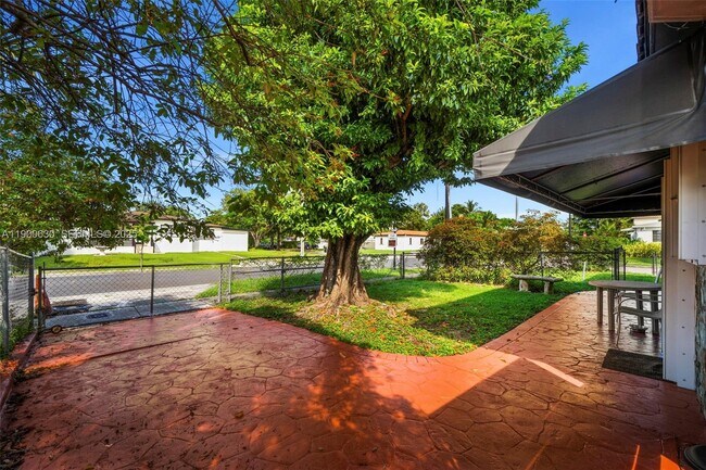 Building Photo - 6150 SW 15th St