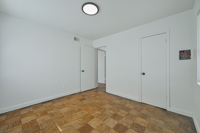 Building Photo - 6104 S Villa Ave