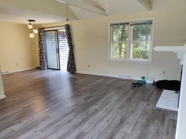 Building Photo - 2 Bedroom, 2 Bedroom Condo Year Round-Yarmouth Port