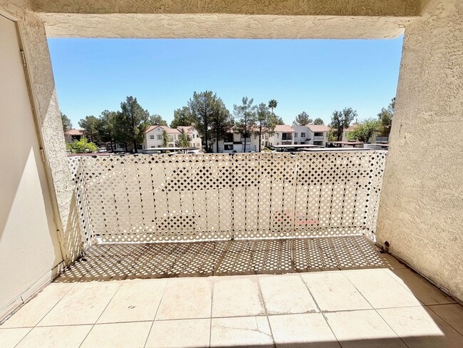 Building Photo - ADORABLE UPSTAIRS CONDO! 2 BEDROOM / 2 FUL...