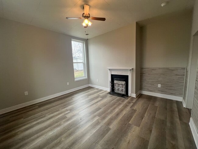 Building Photo - 2 Bedroom 1 Bath