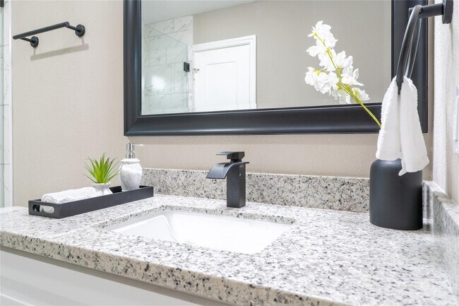 Building Photo - 10 N Wavy Oak Cir