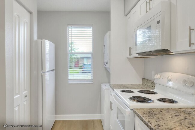 Building Photo - *** ***2ND MONTH RENT FREE! Cute 1 Bedroom Apartment In Eagle Lake!