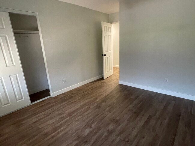 Building Photo - 1111 N 84th Pl