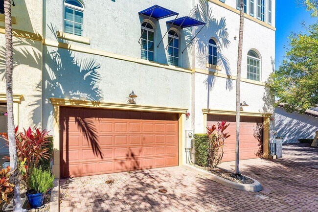 Building Photo - 813 Estancia Wy