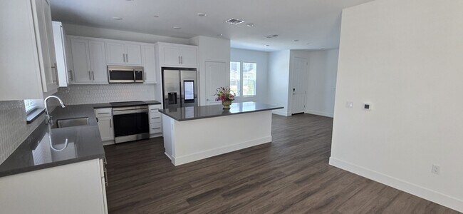 Building Photo - Lathrop - Gorgeous 5 Bedroom 3 Bathroom Home