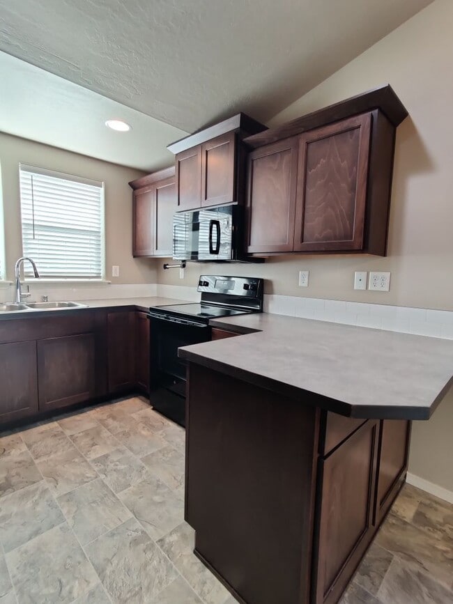 Building Photo - Great South Richland Location
