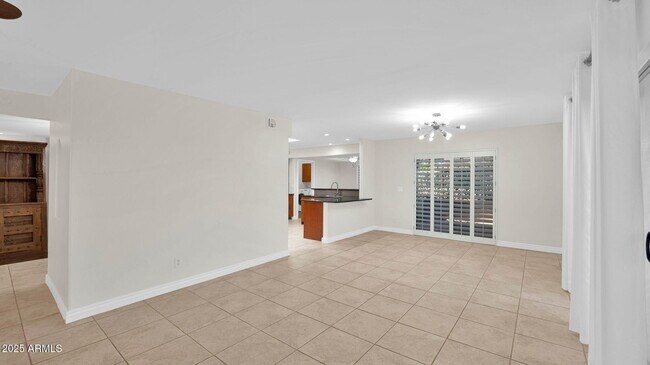 Building Photo - 7500 N Vía Camello Del Sur