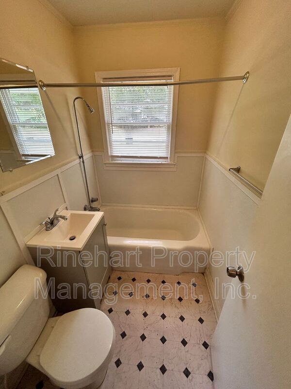 Building Photo - 352 Scoggins St