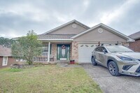 Building Photo - Spacious 3 Bedroom Home Minutes from Downtown Pensacola! Available February 1st