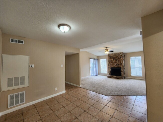 Building Photo - 17401 Red Oak Dr