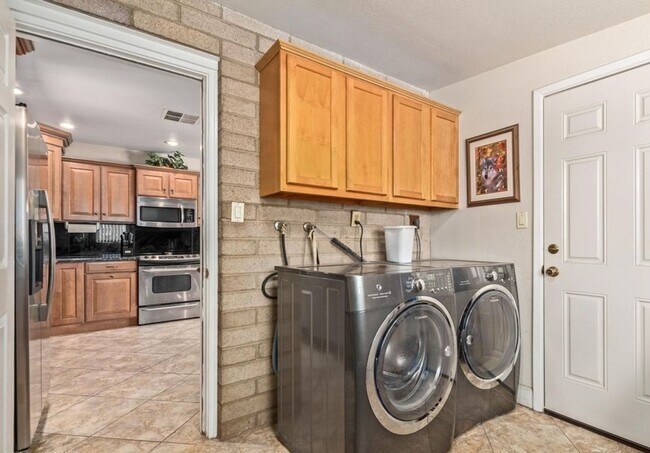 Building Photo - Updated 3bd w/ pool  51ave Bell