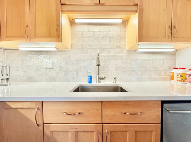 Building Photo - Beautiful One-Bedroom Condo near the Heart of Downtown SLC!