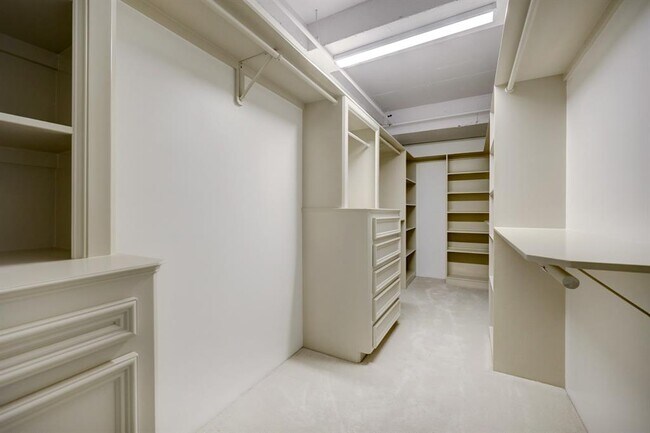 Building Photo - 1025 S Shepherd Dr
