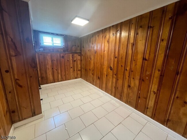 Building Photo - 1065 Sayre Rd S