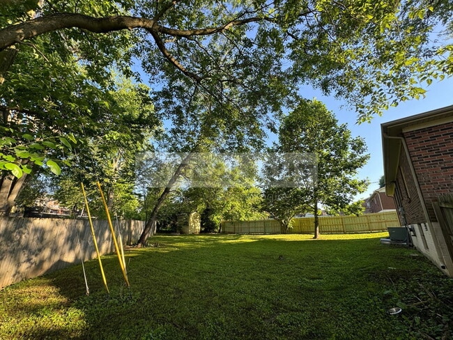 Building Photo - 105 Aster Pl
