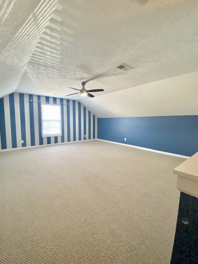 Building Photo - Newly Renovated Single Family Home