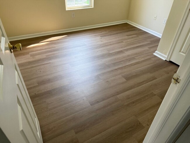 Building Photo - Super Cute home located in City Limits