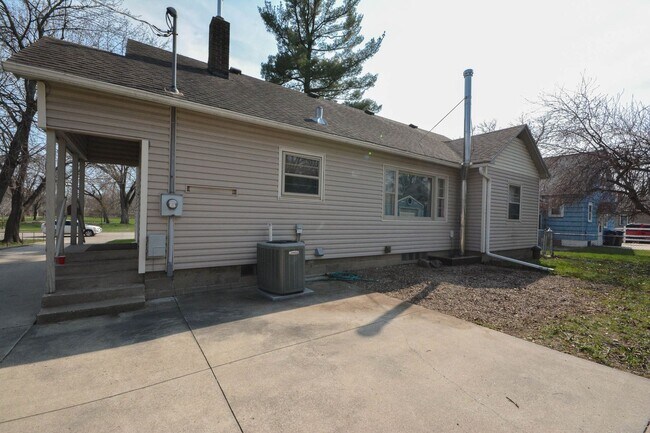 Building Photo - Spacious ranch style home in amazing Lowertown location!